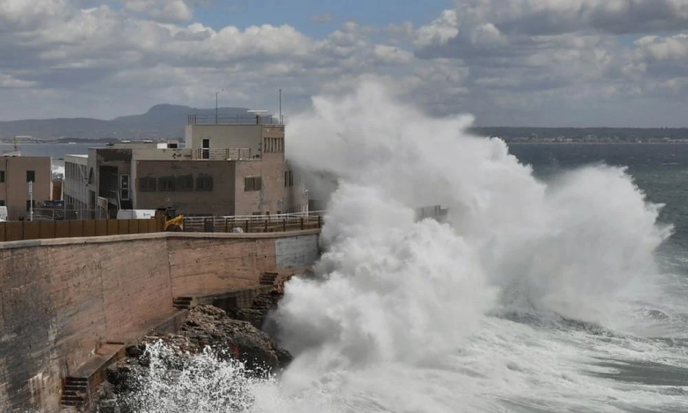 Ισπανία: 4 άνθρωποι πνίγηκαν εξαιτίας κυμάτων που έφτασαν τα 8 μέτρα